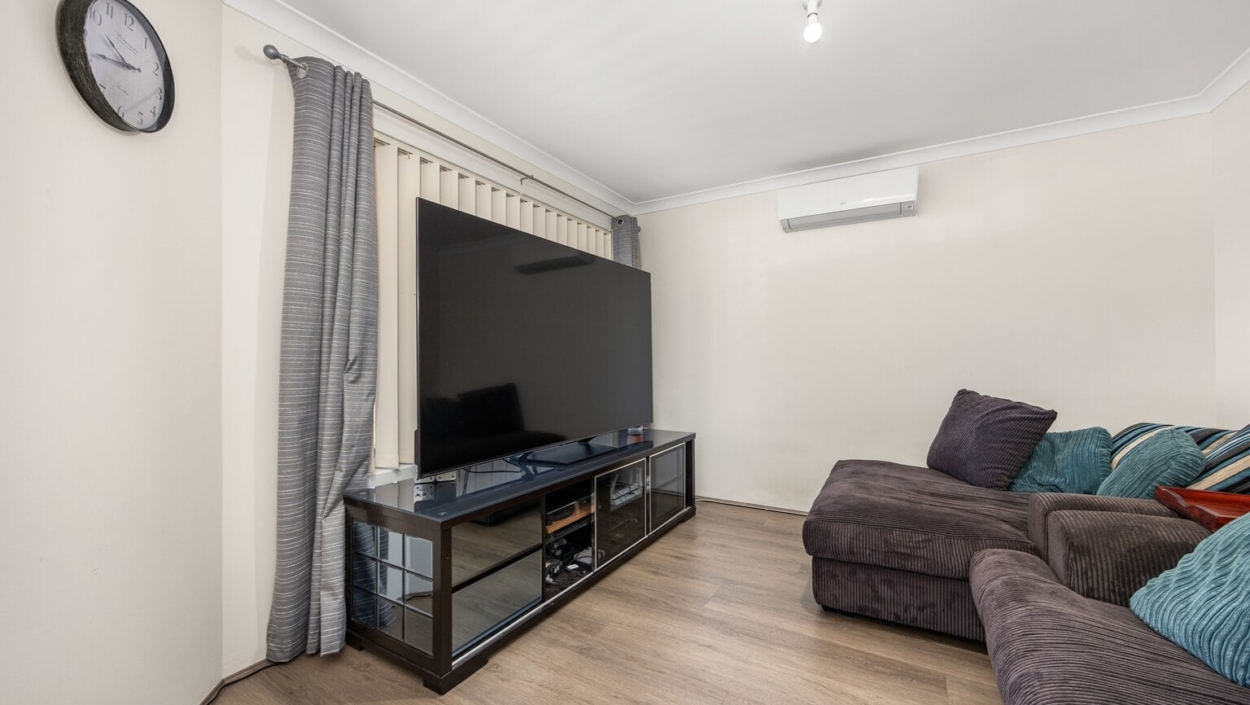 Centurion Real Estate - 15 Fleet Circle - HIGH WYCOMBE