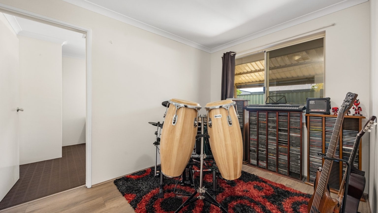 Centurion Real Estate - 15 Fleet Circle - HIGH WYCOMBE